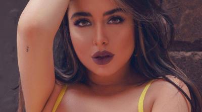 هيا مرعشلي تطل من السرير بملابس مثيرة للجدل