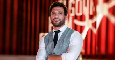 صورة نادرة لحسن الرداد مع والدته الراحلة