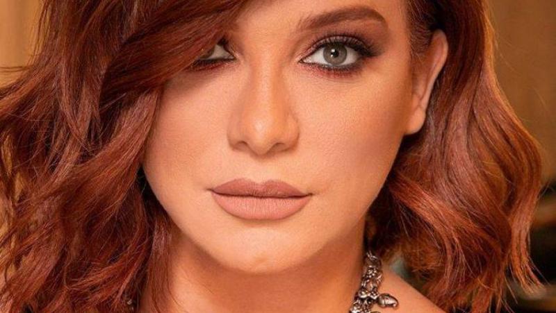 سلاف فواخرجي برسالة مؤثرة لوالدها : كل ما بتعب برتاح بحضنك