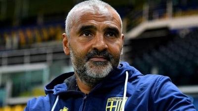 نادي بارما الإيطالي يقيل مدربه فابيو ليفيراني