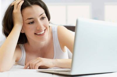 المواعدة عبر الإنترنيت تدفع الناس لخفض معاييرهم في الواقع