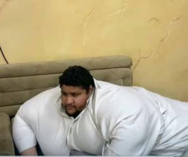 بالفيديو .. سعودي وزنه 500 كيلو يتمكن من المشي بعد عملية شارك فيها 60 طبيبا وممرضا