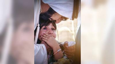 الشيخ محمد بن راشد يحول دمعة الطفلة 