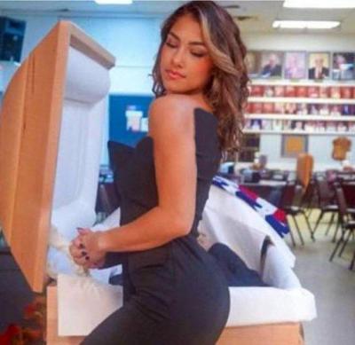 انستغرام يغلق حساب عارضة أزياء أجرت جلسة تصوير جانب جثة والدها