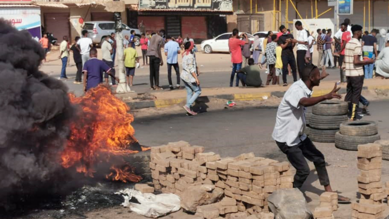 قيادات الجيش والشرطة: بدأنا تنفيذ الطوارئ في السودان