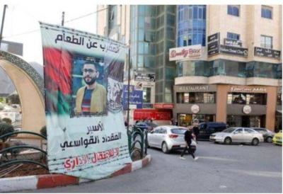 فلسطينيون يطالبون إسرائيل بالإفراج عن معتقل مضرب عن الطعام منذ 112 يوما