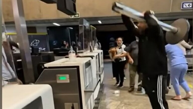 بالفيديو.. مسافر عصبي يحطم مكتب الاستقبال في مطار برازيلي بسبب تأخر رحلته