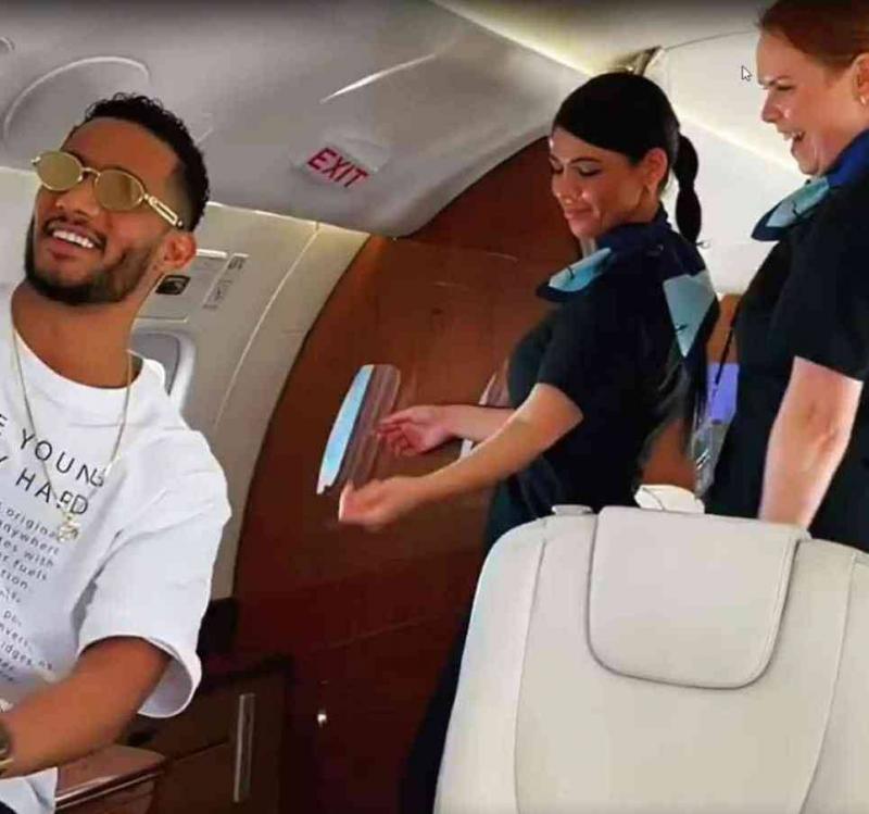 محمد رمضان يكشف عن مصير المضيفتين اللتين رقصتا معه في الطائرة