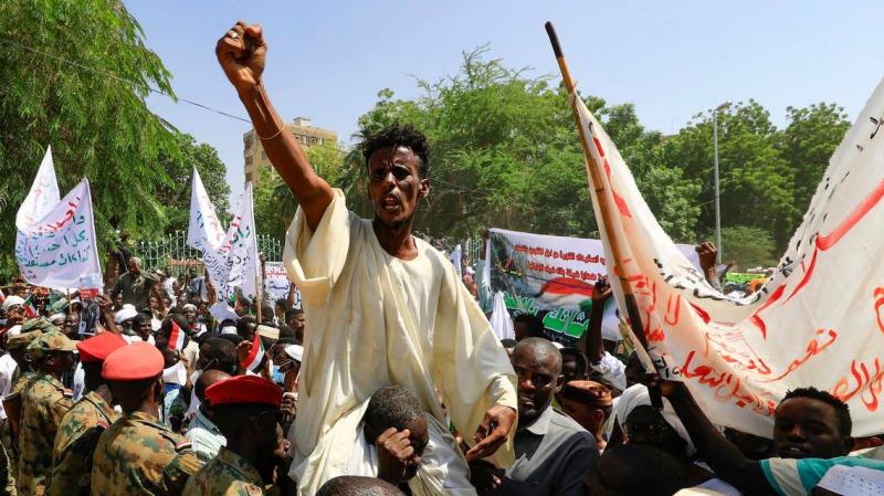 متظاهرو السودان: اعتصام مفتوح لحين حل الحكومة