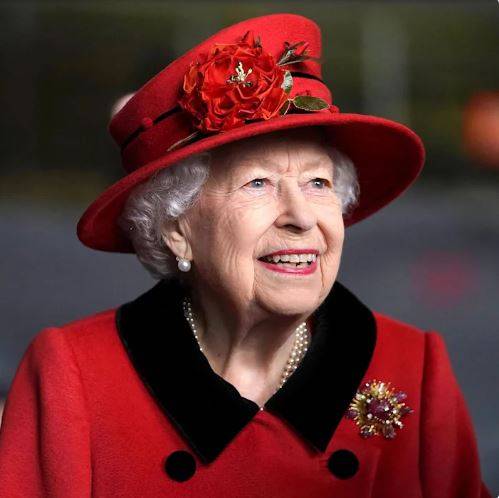 الملكة إليزابيث تظهر علنا للمرة الأولى منذ خروجها من المستشفى الشهر الماضي