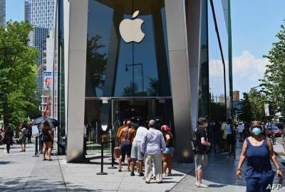 Dispute Over Mask Ends with Multiple Stabbings of Apple Store Security Guard in New York