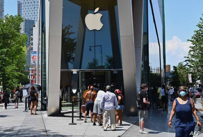 Dispute Over Mask Ends with Multiple Stabbings of Apple Store Security Guard in New York