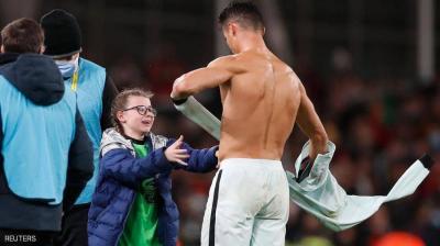 Teen Cheerleader "Invades" the Field... And This Is What Ronaldo Did