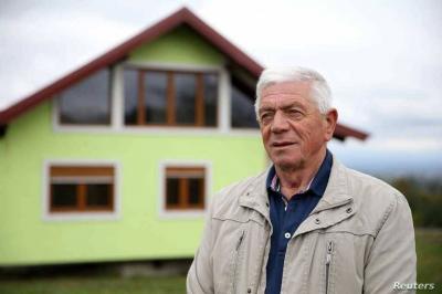 A Man Builds a "Rotating" House for His Wife to Watch Sunrises and Sunsets
