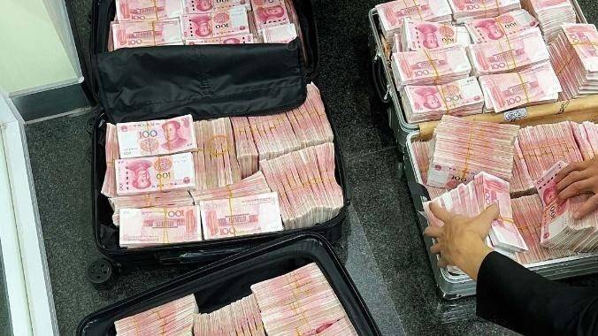 Millionaire Withdraws Savings from Bank for Strange Reason