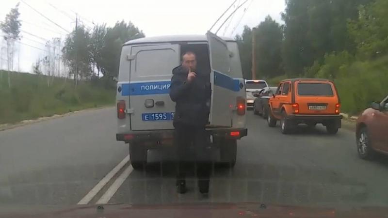 Video: Arrested Individual Escapes from Police Car in Broad Daylight and Makes Odd Gesture