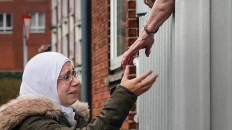 A Heartbreaking Image: A Syrian Refugee Cries While Saying Goodbye to Her Danish Neighbor