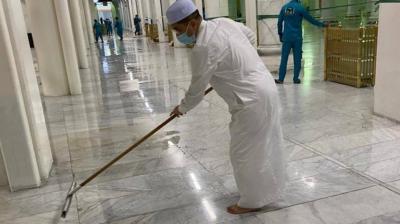 Photo of Minister Cleaning the Holy Mosque Captivates Attention