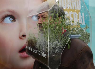 Video and Photos: He Replaces the Mask with a Glass Bubble!