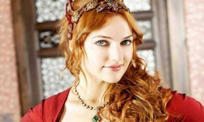 Meryem Uzerli Sparks Controversy with New Photo