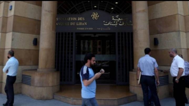 Strike of Banks and the Worst-Case Scenario