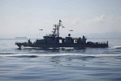 Iranian Boats Approach American Ships in the Gulf
