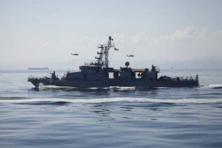 Iranian Boats Approach American Ships in the Gulf