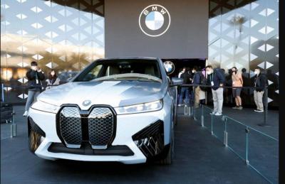 BMW Unveils Color-Changing Car