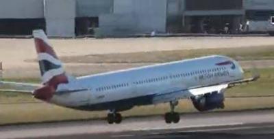Video: Plane Fails to Land After "Battle with the Winds"
