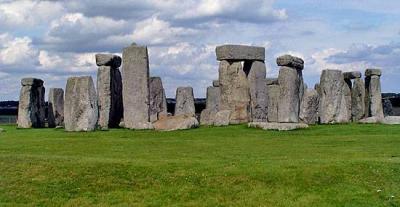 Archaeologists Announce Discovery of Unusual Graves and Artifacts Near Stonehenge