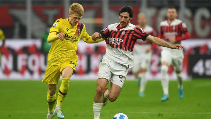 Milan Stumbles Against Bologna... and Retains the Lead