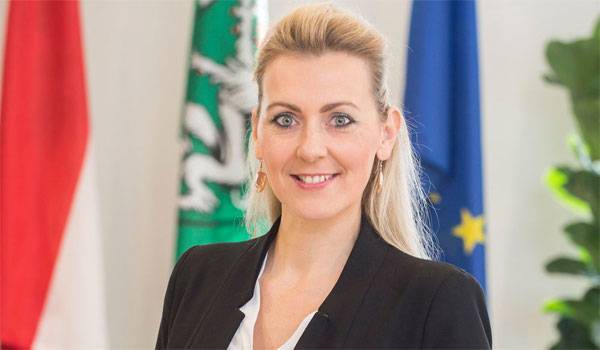 Resignation of Austrian Minister of Labor and Youth Over Plagiarism Allegations