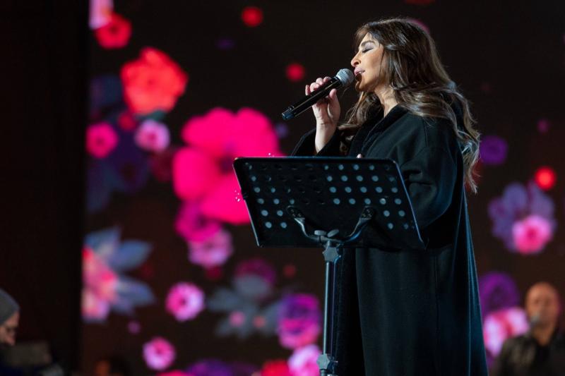Elissa Wears an Arabic Dress and Trends During Riyadh Season