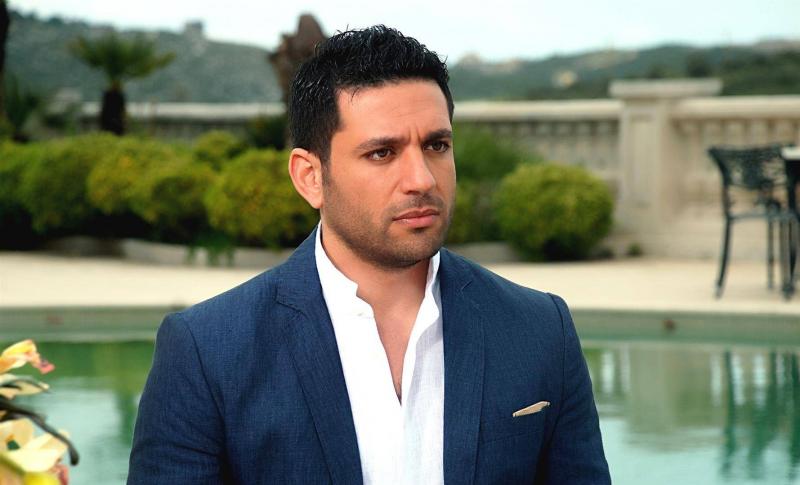 Hassan El Raddad Emerges With a Sad and Tired Expression After His Mother's Passing