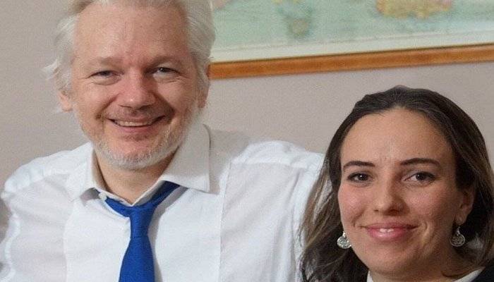 Marriage in the Time of the Cell: Assange Marries His Longtime Girlfriend While in Prison