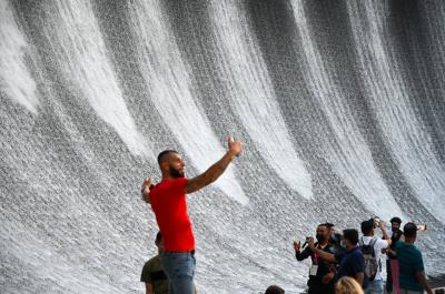 Title: Expo 2020 Dubai Waterfalls Defy Gravity