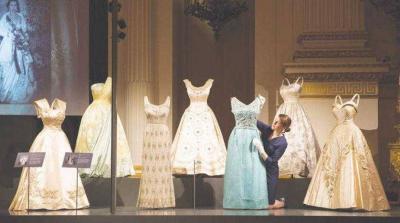 Queen Elizabeth's Dresses... Made of Wax!