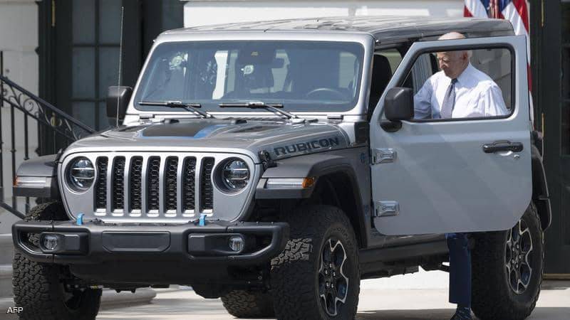 Video: Biden Drives Electric Jeep in White House Grounds