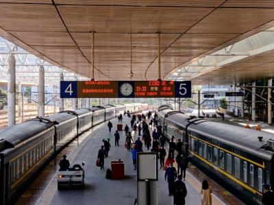 Video: Young Man Saves Baby Who Fell Between Train and Platform