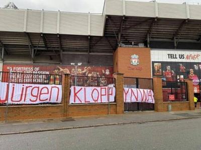 Liverpool Fans to Their Coach: "You'll Never Walk Alone, Jürgen Klopp"