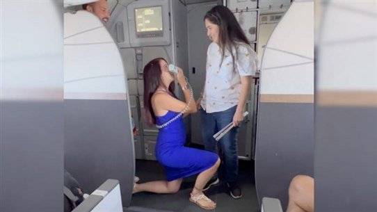Flight Proposal: Flight Attendant Proposes to Pilot Friend at 30,000 Feet