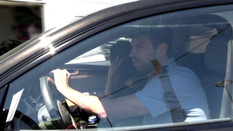 Title: Piqué Explodes at Journalist and Breaks His Phone Due to Shakira
