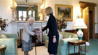 Unusual Details in Queen Elizabeth II's Last Photo