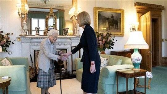 Unusual Details in Queen Elizabeth II's Last Photo