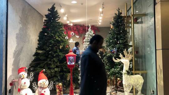 First Time: Saudis Celebrate Christmas with Santa Hats in the Streets of the Kingdom