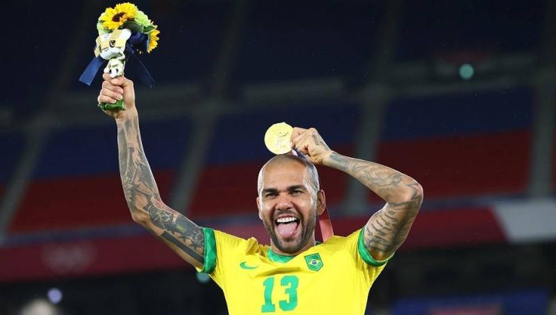 Dani Alves Decides Not to Sign with Any Club Until the End of 2021
