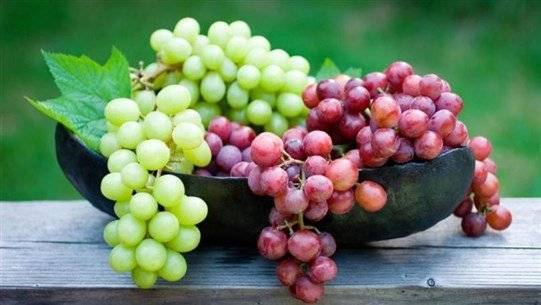 Which is Better for Health: Dark or Green Grapes?