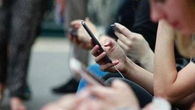 Social Media Addiction Enhances Economic Inequality