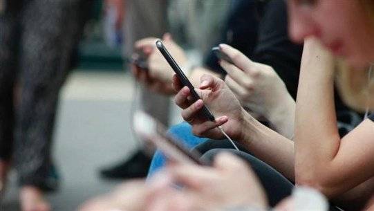 Social Media Addiction Enhances Economic Inequality