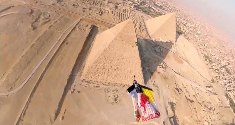 بالفيديو.. فرنسي يطير فوق الأهرامات